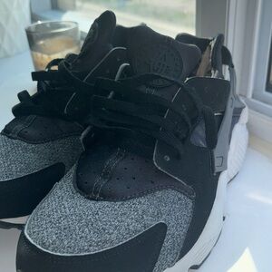 NIKE HURRAUCHE SNEAKERS